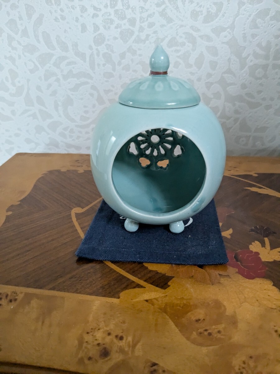 青磁 蓋付四つ足 香炉_4