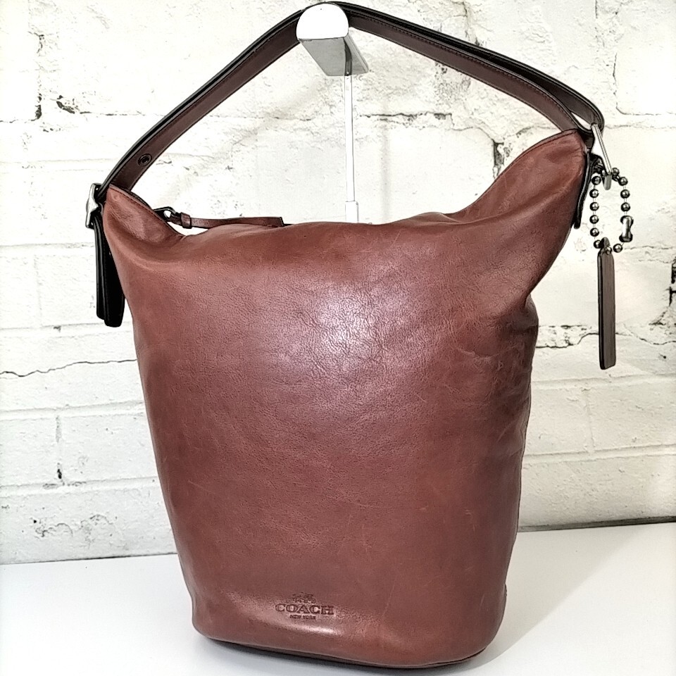 【新品同様】COACH コーチ トートバッグ ワンショルダー 肩掛け チャーム付 COACH 】 コーチ ロゴチャーム付き レザー バケツ型 ワンショルダー