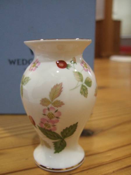 Wedgwood ウエッジウッド ワイルドストロベリー 花瓶 ウェッジウッド 売買されたオークション情報 Yahooの商品情報をアーカイブ公開 オークファン Aucfan Com