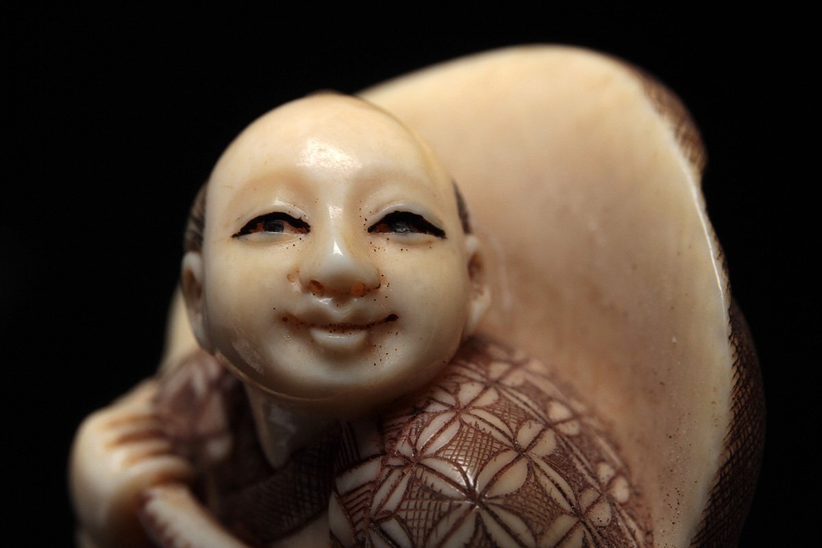 FA528 時代提げ物【浦口 銘】鯨歯彫「大黒面売人物」根付 縦3.9cm・牙