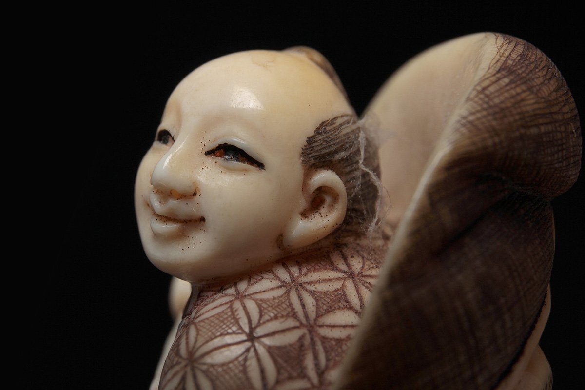 FA528 時代提げ物【浦口 銘】鯨歯彫「大黒面売人物」根付 縦3.9cm・牙