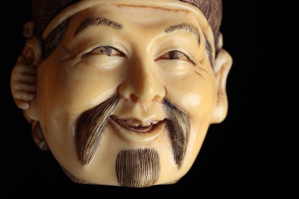 FA528 時代提げ物【浦口 銘】鯨歯彫「大黒面売人物」根付 縦3.9cm・牙