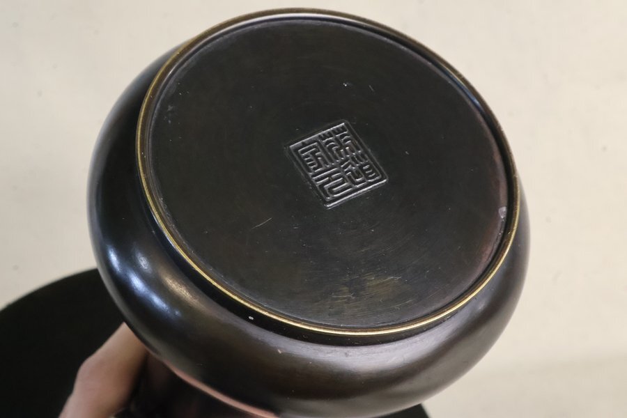 TB526鋳銅 花入 晴波 箱付 在銘/黄銅製/青海波/日本華道社/薄端/花器