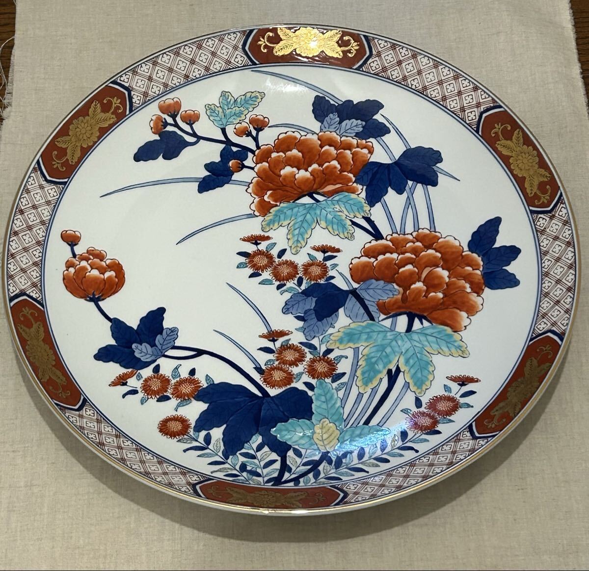 有田焼　哲山作 大皿 色絵金 直径40cm 木箱入り　飾り皿 伊万里 有田 色絵 有田焼 哲山窯 飾皿 2枚 セット 金彩 色絵 飾り皿 大皿 古伊万里 大飾