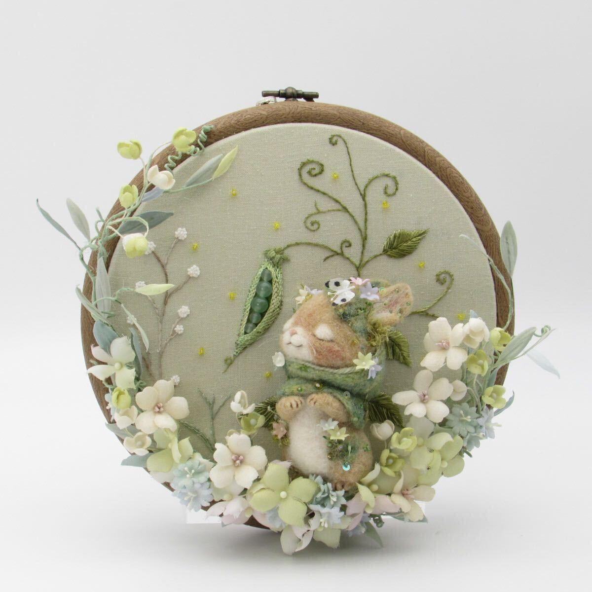 うさぎとえんどう豆 羊毛フェルト 刺繍枠 布花(羊毛フェルト)｜売買