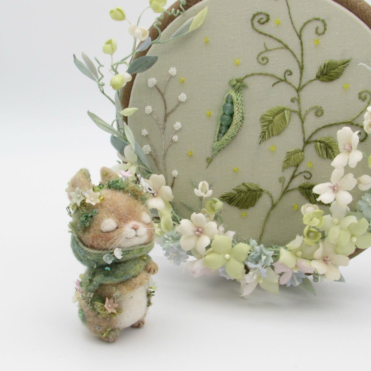 羊毛フェルト刺繍フレーム　草原と少女No.46 うさぎとえんどう豆 羊毛フェルト 刺繍枠 布花(羊毛フェルト)｜売買