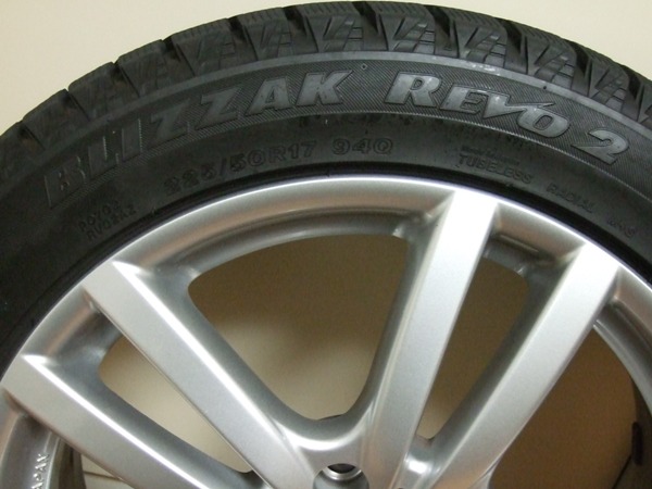 美品★ブリザックREVO2　225/50/17　2011年製スタッドレス4本_3