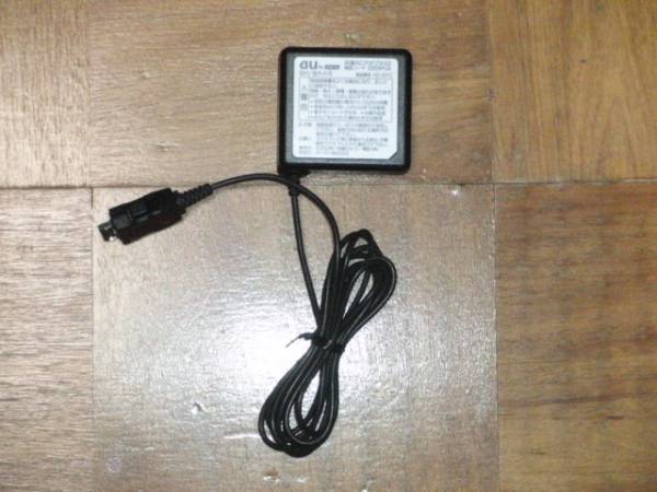 即決●中古　送料込♪au共通ACアダプタ02 0203PQA携帯充電器_1