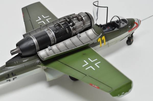 完成品　1/48 ドイツ空軍　He162 A-2 サラマンダー_1