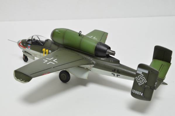 完成品　1/48 ドイツ空軍　He162 A-2 サラマンダー_3