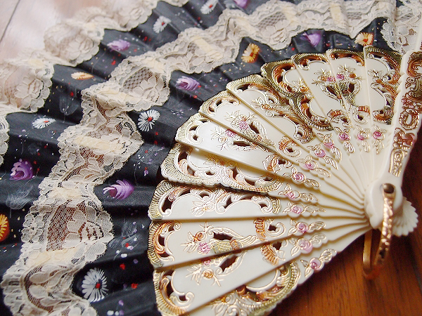 ロココ風 レース扇子 スペイン フラメンコ扇 プラスチック製 扇子 売買されたオークション情報 Yahooの商品情報をアーカイブ公開 オークファン Aucfan Com