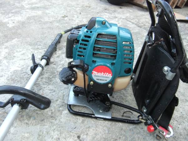 背負い式 草刈り機 マキタ MEM261R ☆格安です(刈払機)｜売買された 