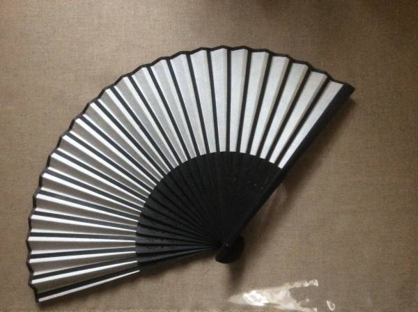 Snoopy In 銀座 14 数量限定手染友禅和紙扇子 黒 スヌーピー 扇子 売買されたオークション情報 Yahooの商品情報をアーカイブ公開 オークファン Aucfan Com