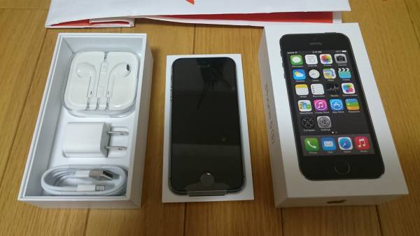 【新品】　未使用　判定○　au iPhone5s 16GB スペースグレー_1