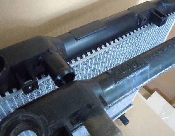テリオスキッド ラジエーターA/T　J111G　J131G　上タンク新品_2