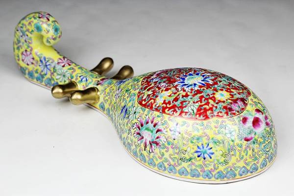 縁起物　珍品　清乾隆年製 粉彩花卉文描金蓋壺　手作り　インテリア　古美術　置物 三渓堂】故宮保管委員会 乾隆年製 纏枝花紋粉彩琵琶置物 S856 【公式通販】