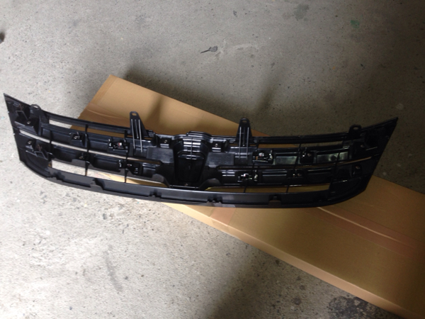 アイシス フロントグリル 新車外し