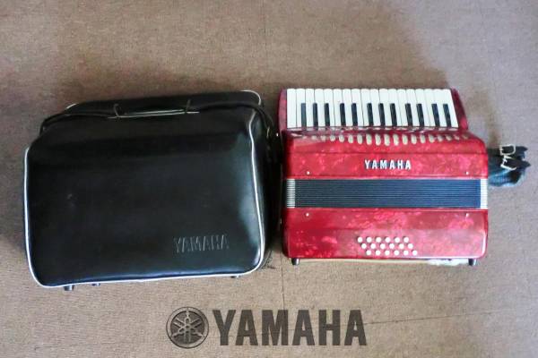 YAMAHA 18白鍵/12黒鍵/18ベース　8905 アコーディオン レッド