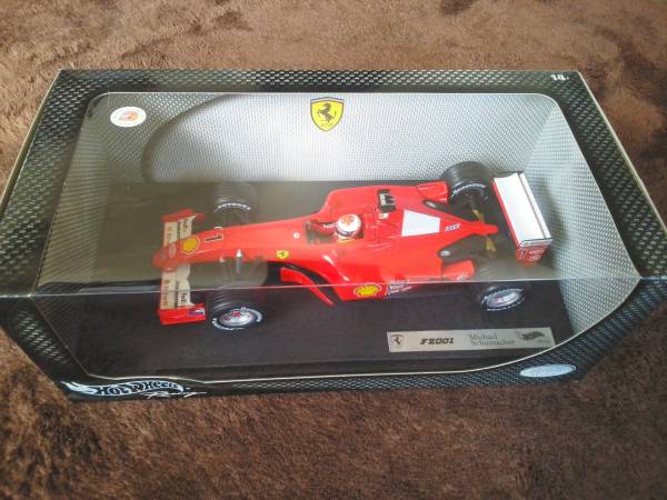 新品　未開封１/18 F2001　フェラーリ　シューマッハ