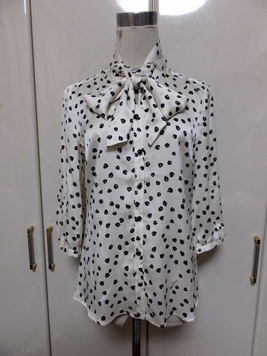 ●ナラカミーチェ♪春らしいロゴ入り柄物タイ付ブラウス♪高級品