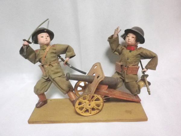 昭和19年 土人形 兵隊 入隊記念 日本軍 骨董品 コレクション 蔵出し 日本軍 兵隊人形 市松郷土玩具土人形鉄兜陸軍満州鉄兜大砲軍刀(小物
