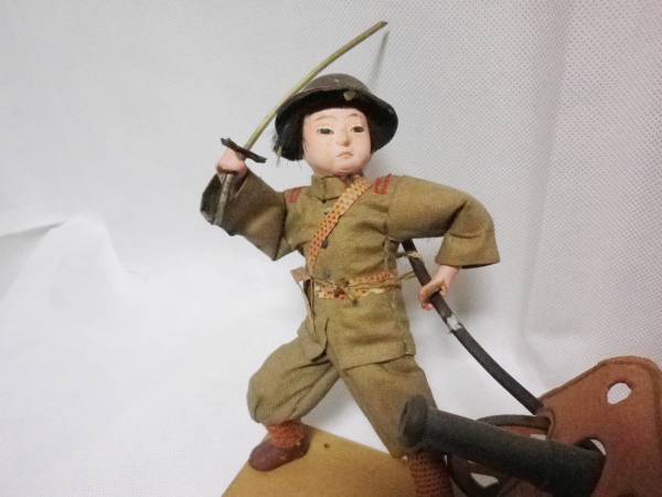 日本軍 兵隊人形 市松郷土玩具土人形鉄兜陸軍満州鉄兜大砲軍刀(小物