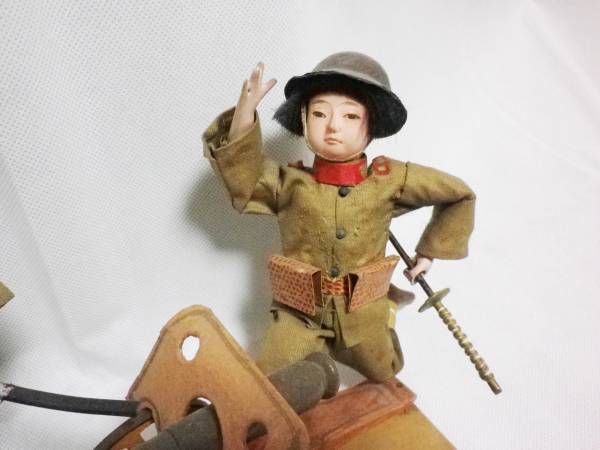 日本軍 兵隊人形 市松郷土玩具土人形鉄兜陸軍満州鉄兜大砲軍刀(小物
