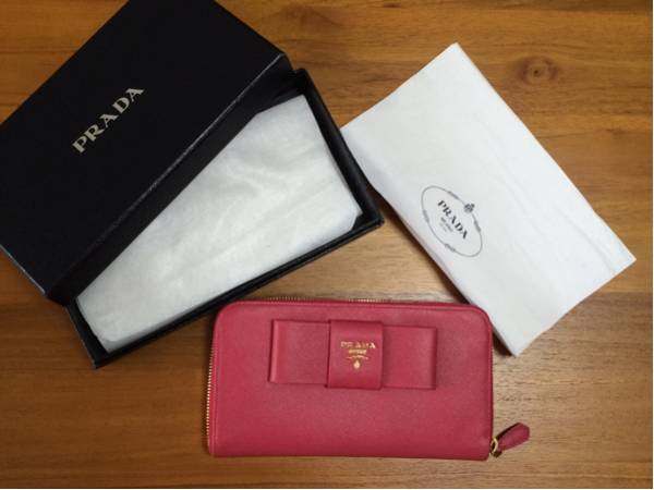 本物保証！プラダの長財布 [ピンクリボン]
