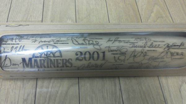 2001年 マリナーズ イチロー他 サイン刻印入り記念バット 【公式通販】