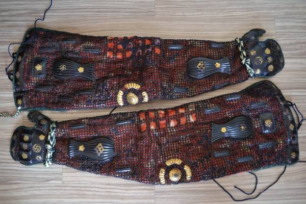 鉄地黒漆塗り籠手 ・江戸時代