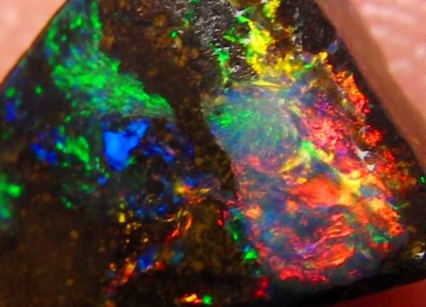 3.58cts 天然ボルダーオパール原石 美しいマルチカラー