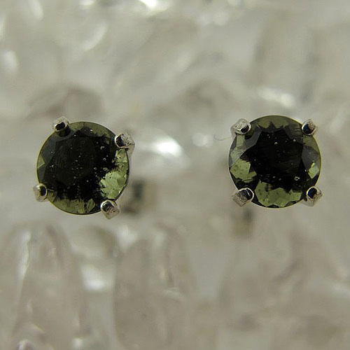 H＆E社 モルダバイト 4mmラウンド　ピアスp