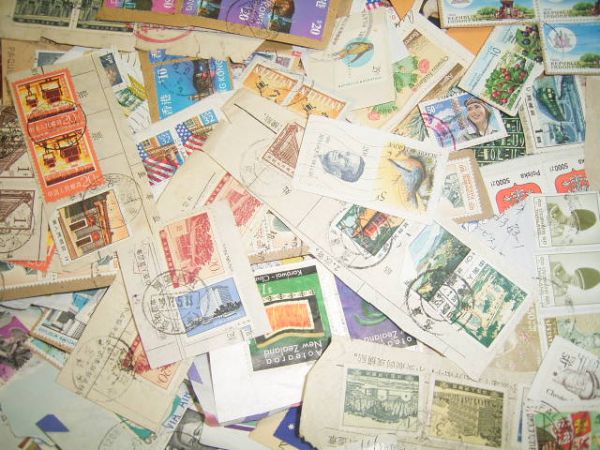 ☆収集家☆「未整理外国切手いろいろ 紙付き １キロ」送料得 ①