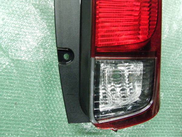 ■□エスクァイア ZWR80G H27.9 右 リア コンビレンズ□■_2