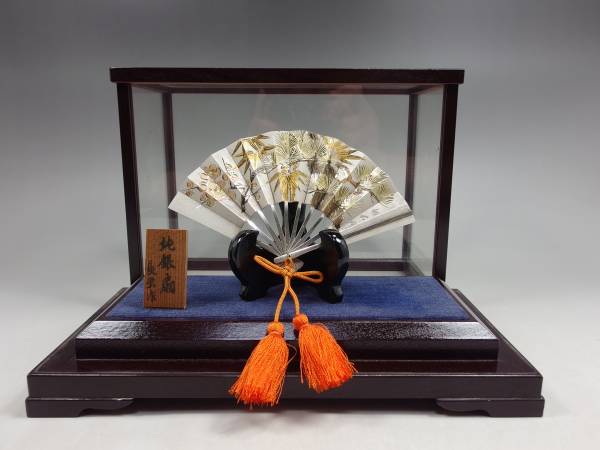 武比古作 純銀製 扇 松竹梅 ガラスケース付 置物 緣起物 美術品・アンティーク・コレクション 武比古（TAKEHIKO）純銀製の扇
