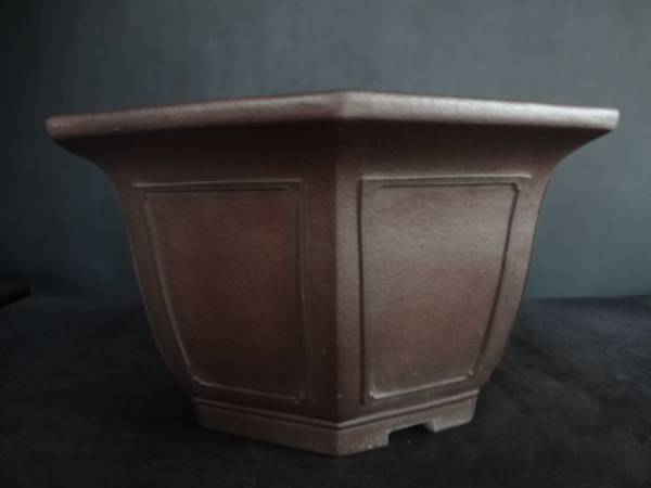 《富士山》【山秋】　紫泥下帯額入外縁八角　45.8cm