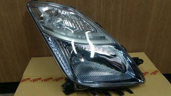 トヨタ　プリウス　ヘッドライトユニット（右）　NHW20　　