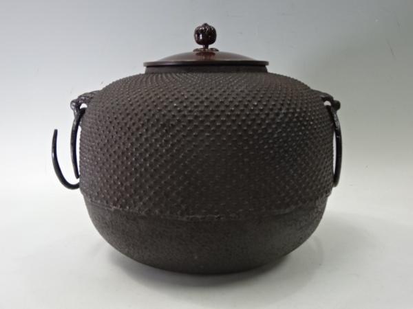 ◆茶道具【鉄製　霰釜（銅蓋、環付き）】直径20cm　4Kg