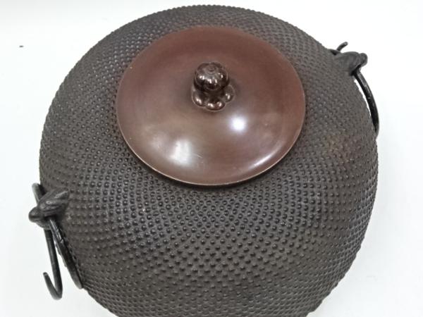 ◆茶道具【鉄製　霰釜（銅蓋、環付き）】直径20cm　4Kg