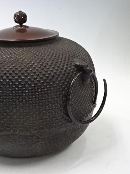 ◆茶道具【鉄製　霰釜（銅蓋、環付き）】直径20cm　4Kg