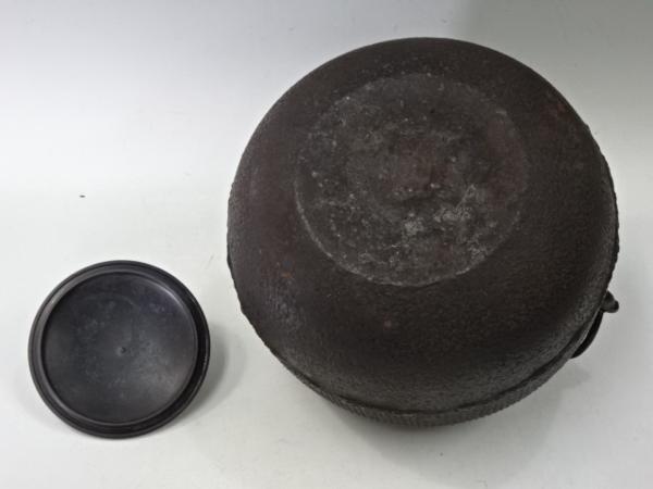 ◆茶道具【鉄製　霰釜（銅蓋、環付き）】直径20cm　4Kg