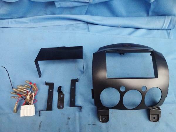 ☆DE系デミオ　純正オーディオパネル　ステー配線付中古☆