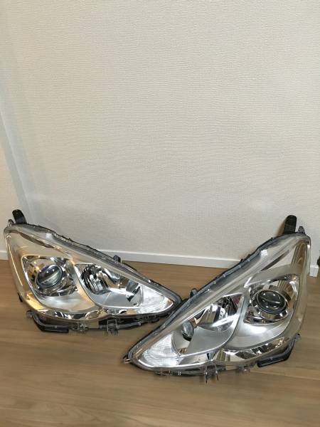新車外し即決　アクア　10　後期　左右　ヘッド　ライト　ランプ