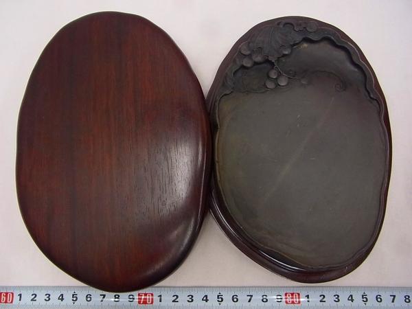 251137 端渓 硯 石眼 鳥紋 葡萄紋 雕刻 唐木箱 硯本体 サイズ：23×16.7