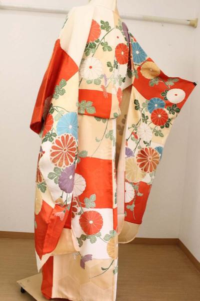 D609 振袖　乱菊　牡丹　金駒刺繍　正絹　着物　袷　極美品 宝の山】A-3126=アンティーク 振袖 正絹 金駒刺繍 市松取り 菊 伝統