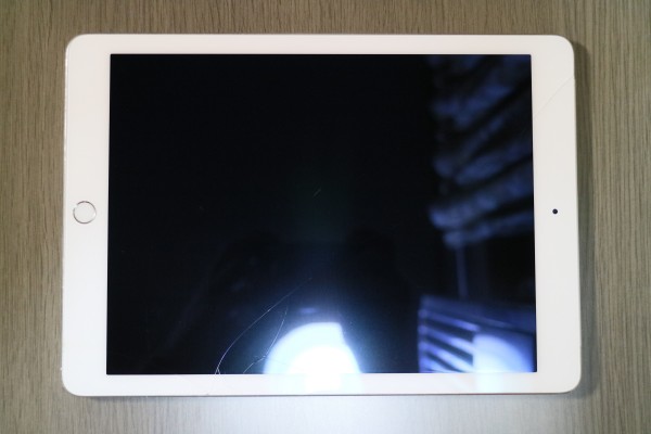 iPad Air 2 Wi-Fi+Cellular (au) 64GB MGHY2J/A パネル割れ有