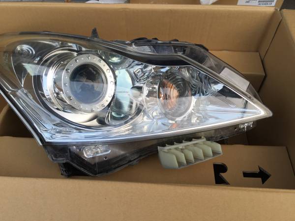 V36　スカイライン　 右ヘッドライト　キセノン　中古品