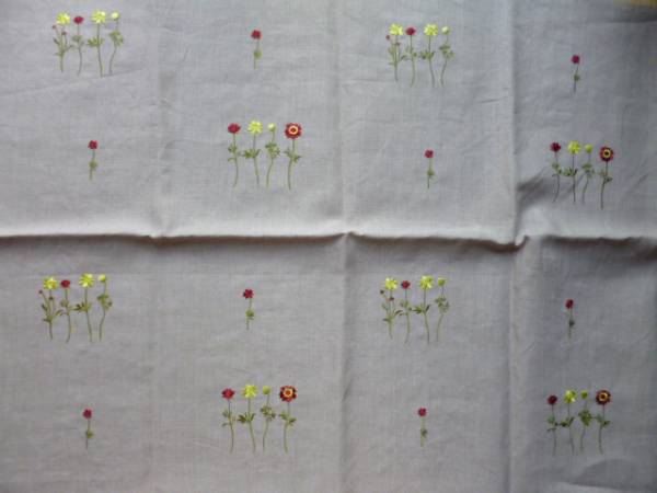フランスリネン　 総刺しゅう　小花柄 1.1ｍ