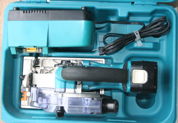 マキタ　充電式防じんマルノコ　125mm (KS521D)