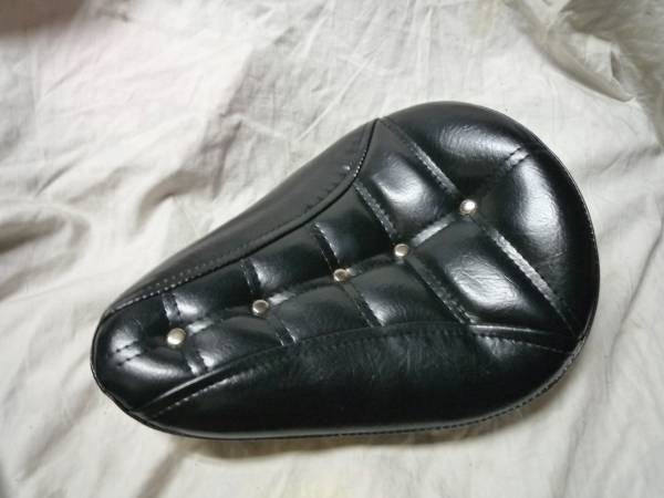 即決 ヴィンテージ風ボタンステッチ黒 汎用ソロ・サドルシート
